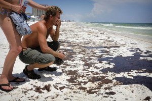 Beach goers react to oiling of northern Florida beaches in the summer of 2010.  Image: Tampa Bay Times.